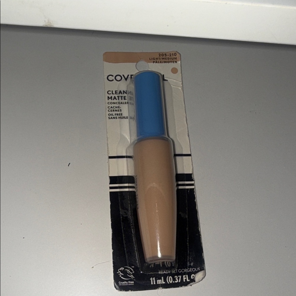 COVERGIRL Clean Matte Concealer with Blue Cap